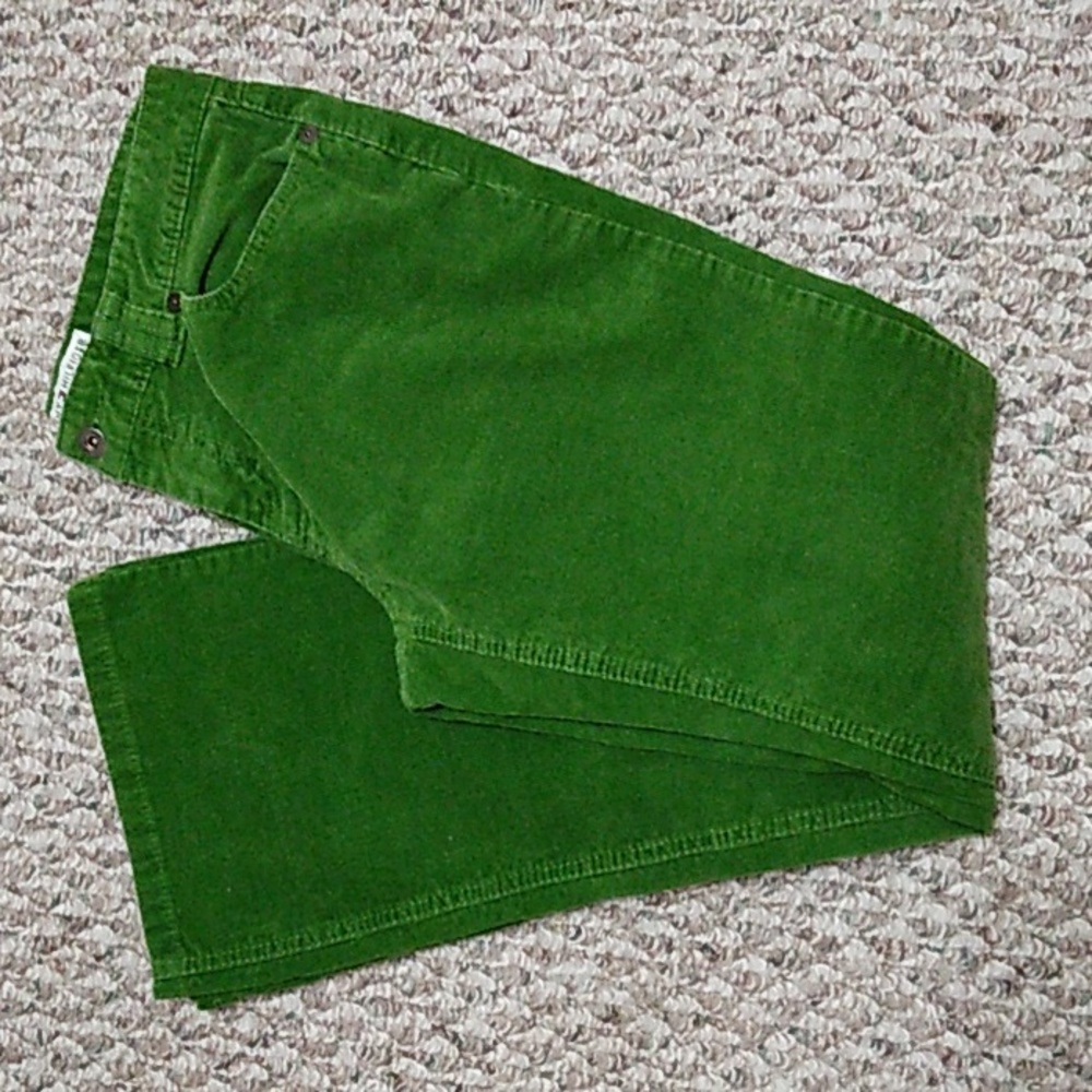 Vintage Tommy Hilfiger green corduroy low rise pants. They run small. Size 4-6.